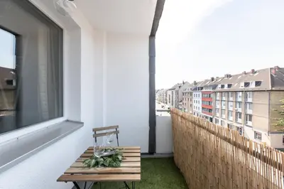 Ein Balkon oder eine Terrasse in der Unterkunft - Forest Retreat Deluxe - 2 Bedroom Apartment - 75 qm - Fully Renovated 2025 with TV & Netflix - King Size Beds - Full Kitchen - Free Parking - Close to Airport & Train -