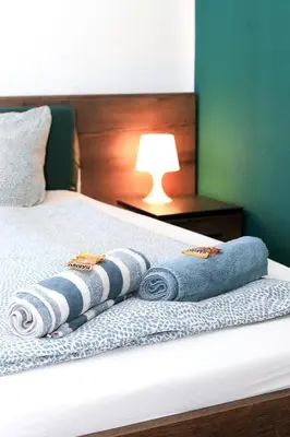 Ein Bett oder Betten in einem Zimmer der Unterkunft - Forest Retreat Deluxe - 2 Bedroom Apartment - 75 qm - Fully Renovated 2025 with TV & Netflix - King Size Beds - Full Kitchen - Free Parking - Close to Airport & Train -