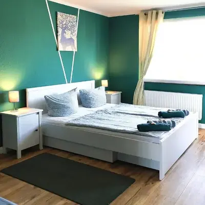- Forest Retreat Deluxe - 2 Bedroom Apartment - 75 qm - Fully Renovated 2025 with TV & Netflix - King Size Beds - Full Kitchen - Free Parking - Close to Airport & Train -