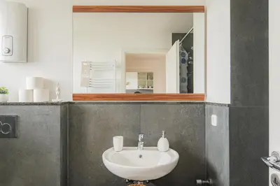 Ein Badezimmer in der Unterkunft - Stellar Haven Deluxe with Cosmic Design - 3-Room Space-Themed Apartment 75 qm - Central Location - Balcony - Renovated 2024 with TV & Netflix - Full Kitchen - Free Parking - Near Metro & Airport - Galaxy-Inspired Interior -