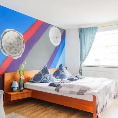- Stellar Haven Deluxe with Cosmic Design - 3-Room Space-Themed Apartment 75 qm - Central Location - Balcony - Renovated 2024 with TV & Netflix - Full Kitchen - Free Parking - Near Metro & Airport - Galaxy-Inspired Interior -