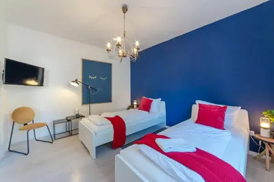 Ein Bett oder Betten in einem Zimmer der Unterkunft SpaceStays Blue Raspberry