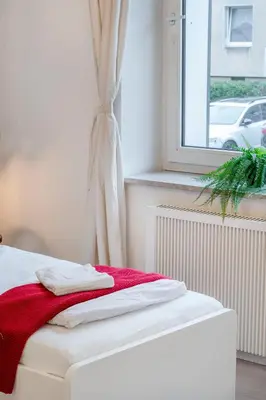 Ein Bett oder Betten in einem Zimmer der Unterkunft SpaceStays Blue Raspberry