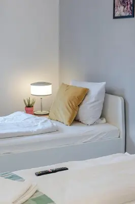 Ein Bett oder Betten in einem Zimmer der Unterkunft SpaceStays Blue Raspberry