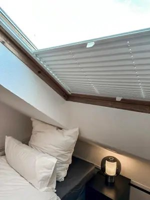 Ein Bett oder Betten in einem Zimmer der Unterkunft Fancy Apartment with 4K TV for 3 people and 2 people sleep couch - includes kitchen