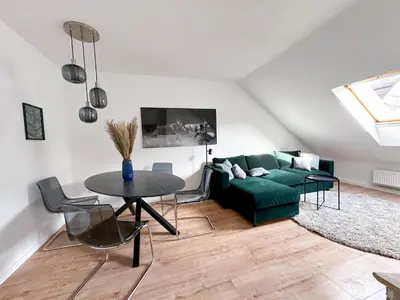 Ein Sitzbereich in der Unterkunft Fancy Apartment with 4K TV for 3 people and 2 people sleep couch - includes kitchen