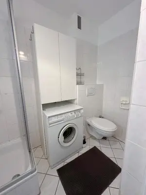 Ein Badezimmer in der Unterkunft Fancy Apartment with 4K TV for 3 people and 2 people sleep couch - includes kitchen