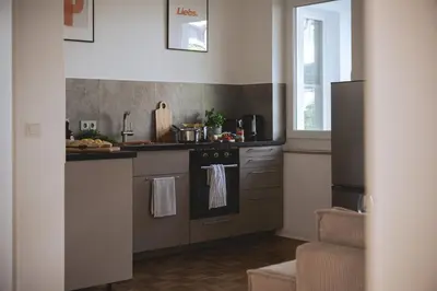 Küche/Küchenzeile in der Unterkunft NOOQA Duisburg - 'Exklusives Design Apartment' - Parkplatz, Balkon, Nespresso - 6 Personen - 85qm
