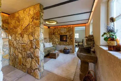 Ein Sitzbereich in der Unterkunft Uriges Landhaus in der Natur