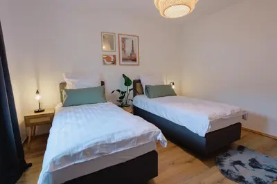Ein Bett oder Betten in einem Zimmer der Unterkunft Atlas Apartment Essen, 3 Zimmer, Uniklinik, Messe, Parkplatz, Balkon