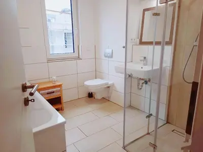 Ein Badezimmer in der Unterkunft Neues 3ZimerHaus Düsseldorf Airport &Messe