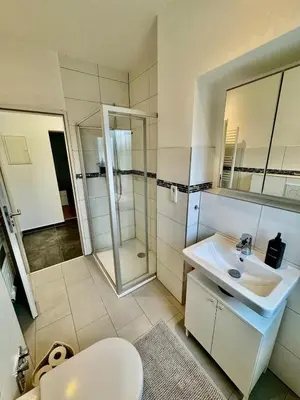 Ein Badezimmer in der Unterkunft FeWo-Palmtrees 3 - Große und moderne 2 Zimmerwohnung mit Süd-West Balkon in Gladbeck-Mitte nähe Movie Park und Arena AufSchalke