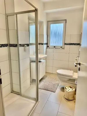 Ein Badezimmer in der Unterkunft FeWo-Palmtrees 3 - Große und moderne 2 Zimmerwohnung mit Süd-West Balkon in Gladbeck-Mitte nähe Movie Park und Arena AufSchalke