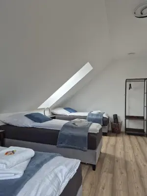 Ein Bett oder Betten in einem Zimmer der Unterkunft Luxsuite Still und Komfort 2 Balkon Elektrogrill Tischfussball TV-75 Zoll