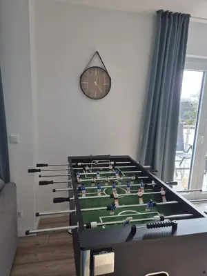 Eine Spielezimmer in der Unterkunft Luxsuite Still und Komfort 2 Balkon Elektrogrill Tischfussball TV-75 Zoll