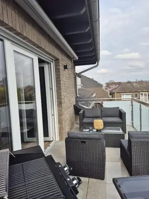 Ein Balkon oder eine Terrasse in der Unterkunft Luxsuite Still und Komfort 2 Balkon Elektrogrill Tischfussball TV-75 Zoll
