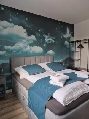 Ein Bett oder Betten in einem Zimmer der Unterkunft Luxsuite Still und Komfort 2 Balkon Elektrogrill Tischfussball TV-75 Zoll