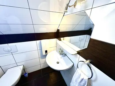 Ein Badezimmer in der Unterkunft PrimeTime Suite mit Küche und WLAN