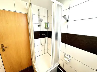 Ein Badezimmer in der Unterkunft PrimeTime Suite mit Küche und WLAN