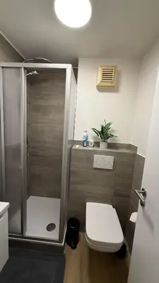 Ein Badezimmer in der Unterkunft Modern city apartment with parking