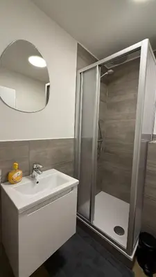 Ein Badezimmer in der Unterkunft Modern city apartment with parking