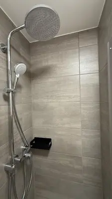 Ein Badezimmer in der Unterkunft Modern city apartment with parking
