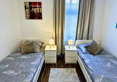 Ein Bett oder Betten in einem Zimmer der Unterkunft MOLA Apartments-Stilvolle Altstadtwohnung- Seilersee-5 Personen-Terrasse-Grill-Gratis WLAN