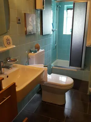 Ein Badezimmer in der Unterkunft Stilvolles Altbauapartment in ruhiger Wohngegend