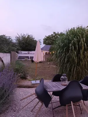 Ein Garten an der Unterkunft Stilvolles Altbauapartment in ruhiger Wohngegend