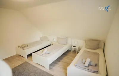 Ein Bett oder Betten in einem Zimmer der Unterkunft BEGE APARTMENTS Work Essentials