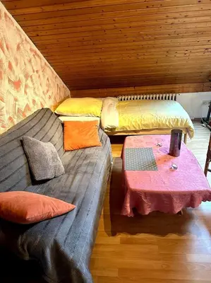 Ein Sitzbereich in der Unterkunft Ferienwohnung , ruhig gute Messe Anbindung,Parkplätze & Top- öffentliche Verkehrsmittel zur City und Messe