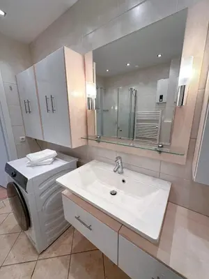 Ein Badezimmer in der Unterkunft Modern flat - for up to 7 people