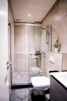 Ein Badezimmer in der Unterkunft J&JBermudaStay a Luxurious Double-Bedroom with a Private Bathroom and Shared Kitchen in Bochum Center-Bermuda3Eck