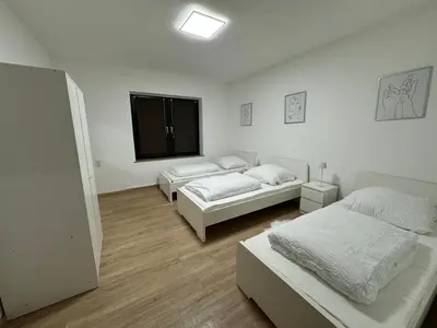Ein Bett oder Betten in einem Zimmer der Unterkunft 120qm Geräumige Wohnung & Balkon & Parkplatz