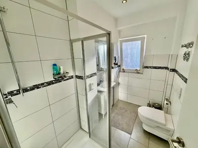 Ein Badezimmer in der Unterkunft FeWo Palmtrees 2 - Große und moderne 2 Zimmerwohnung mit französischem Balkon in Gladbeck-Mitte nähe Movie Park und Veltins Arena
