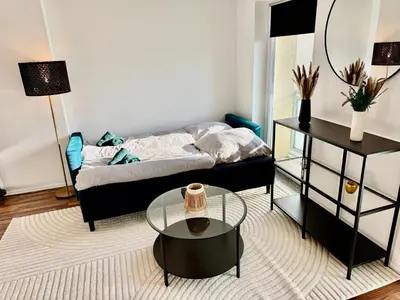 Ein Bett oder Betten in einem Zimmer der Unterkunft FeWo Palmtrees 2 - Große und moderne 2 Zimmerwohnung mit französischem Balkon in Gladbeck-Mitte nähe Movie Park und Veltins Arena