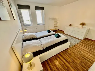 Ein Bett oder Betten in einem Zimmer der Unterkunft FeWo Palmtrees 2 - Große und moderne 2 Zimmerwohnung mit französischem Balkon in Gladbeck-Mitte nähe Movie Park und Veltins Arena