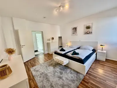Ein Bett oder Betten in einem Zimmer der Unterkunft FeWo Palmtrees 2 - Große und moderne 2 Zimmerwohnung mit französischem Balkon in Gladbeck-Mitte nähe Movie Park und Veltins Arena