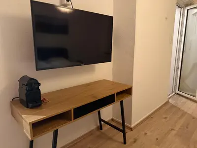 TV/Unterhaltungsangebot in der Unterkunft 56qm Erdgeschoss-Wohnung zentral in Bochum Ehrenfeld mit Balkon - Friederika II