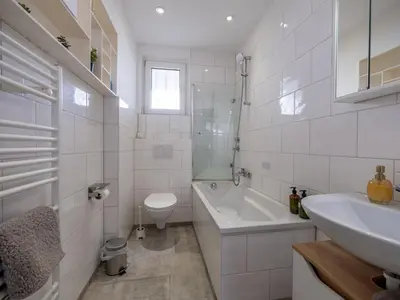 Ein Badezimmer in der Unterkunft 56qm Erdgeschoss-Wohnung zentral in Bochum Ehrenfeld mit Balkon - Friederika II