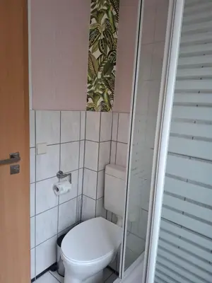 Ein Badezimmer in der Unterkunft B&B Waldblick Hotel mit großem Parkplatz
