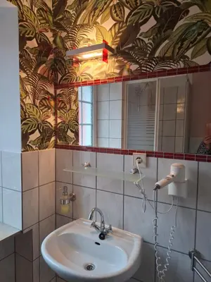 Ein Badezimmer in der Unterkunft B&B Waldblick Hotel mit großem Parkplatz