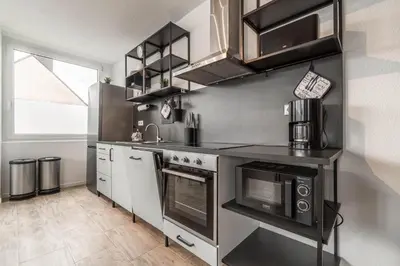 Küche/Küchenzeile in der Unterkunft WORKERS HOME F17 - Wohnung mit 3 Schlafzimmern für 6 Personen