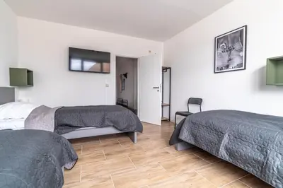 Ein Bett oder Betten in einem Zimmer der Unterkunft WORKERS HOME F17 - Wohnung mit 3 Schlafzimmern für 6 Personen