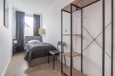 Ein Bett oder Betten in einem Zimmer der Unterkunft WORKERS HOME F17 - Wohnung mit 3 Schlafzimmern für 6 Personen