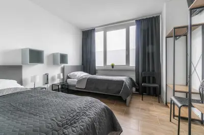 Ein Bett oder Betten in einem Zimmer der Unterkunft WORKERS HOME F17 - Wohnung mit 3 Schlafzimmern für 6 Personen