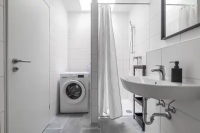 Ein Badezimmer in der Unterkunft WORKERS HOME F17 - Wohnung mit 3 Schlafzimmern für 6 Personen