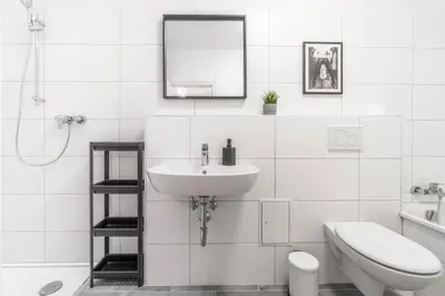 Ein Badezimmer in der Unterkunft WORKERS HOME F17 - Wohnung mit 3 Schlafzimmern für 6 Personen