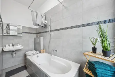 Ein Badezimmer in der Unterkunft Wupper Home I, Top Lage Ideal für Geschäftsleute, Monteure, Familien, 3 Zimmer, Smart-TV