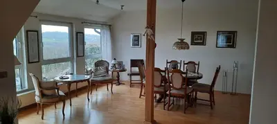 Ein Sitzbereich in der Unterkunft Ferienwohnung mit Ruhrtalblick